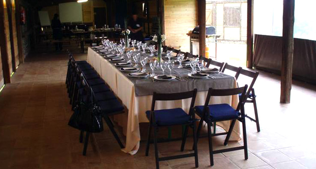 Porche con capacidad para 300 personas de pie y 210 personas entabladas. Ofrecemos servicio de catering