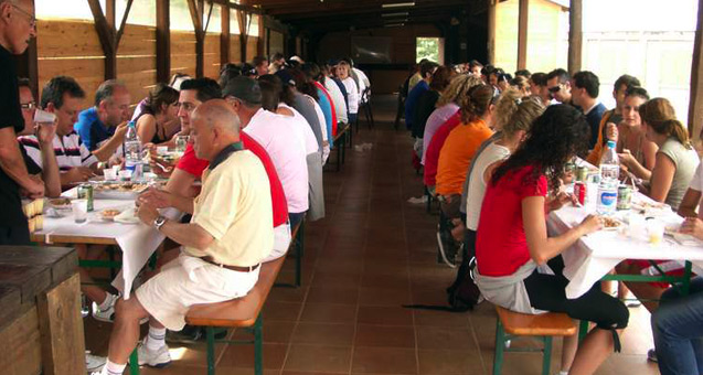 Porche con capacidad para 300 personas de pie y 210 personas entabladas. Ofrecemos servicio de catering