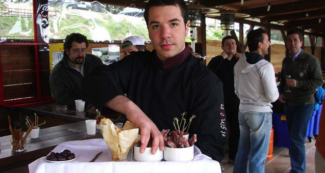 Porche con capacidad para 300 personas de pie y 210 personas entabladas. Ofrecemos servicio de catering