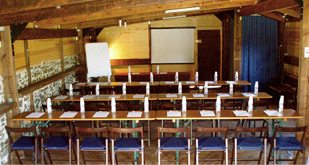 Instalaciones equipadas con sala de reuniones, vestuarios, duchas y aseos