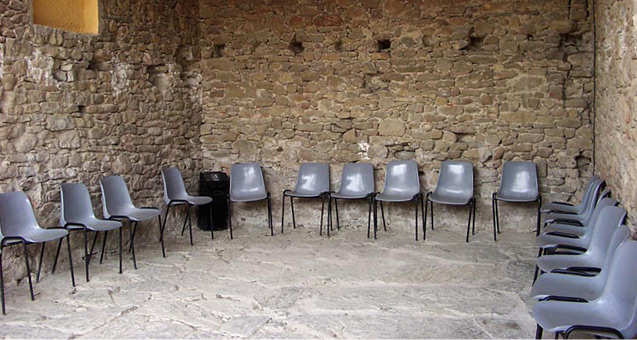 Instalaciones equipadas con sala de reuniones, vestuarios, duchas y aseos