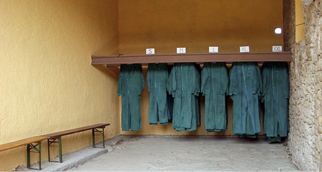 Instalaciones equipadas con sala de reuniones, vestuarios, duchas y aseos