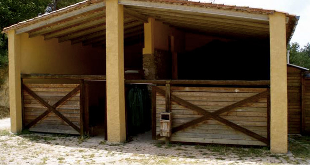 Instalaciones equipadas con sala de reuniones, vestuarios, duchas y aseos